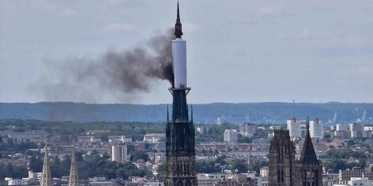 Incendio en la flecha de la catedral de la ciudad francesa de Ruán
