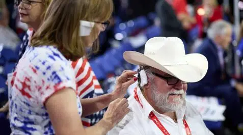 Orejas vendadas con Trump: el look que abrazan sus fanáticos