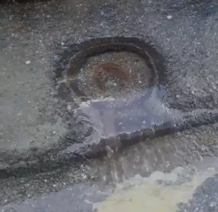 Reportan fuga de agua en el sector Los Trinitarios de SDE