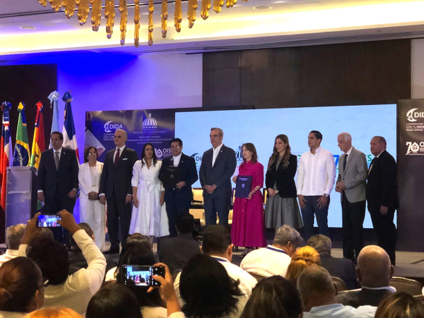 Abinader reitera su compromiso con la atención primaria en RD tras recibir reconocimiento por la OISS