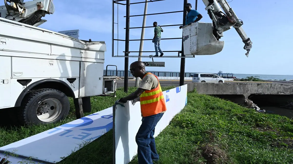 Jamaica restituye electricidad al 84 % de los clientes y agua al 65 % tras paso de Beryl
