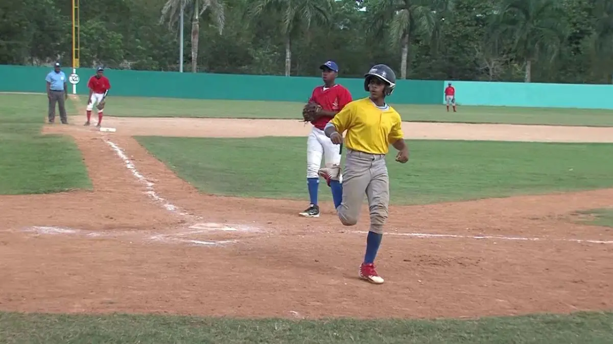 Hombre irrumpe torneo de béisbol infantil paseando desnudo en Monte Plata