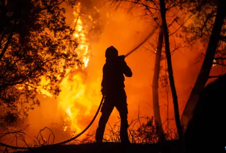Mueren dos bomberos en Italia cuando intentaban apagar un incendio y salvar una familia