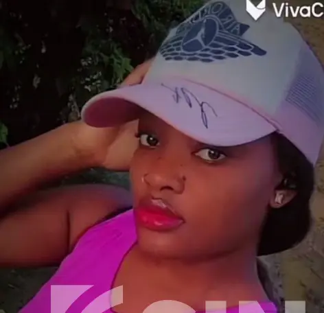 Joven madre muere arrollada por un motorista; una bebé también resultó herida