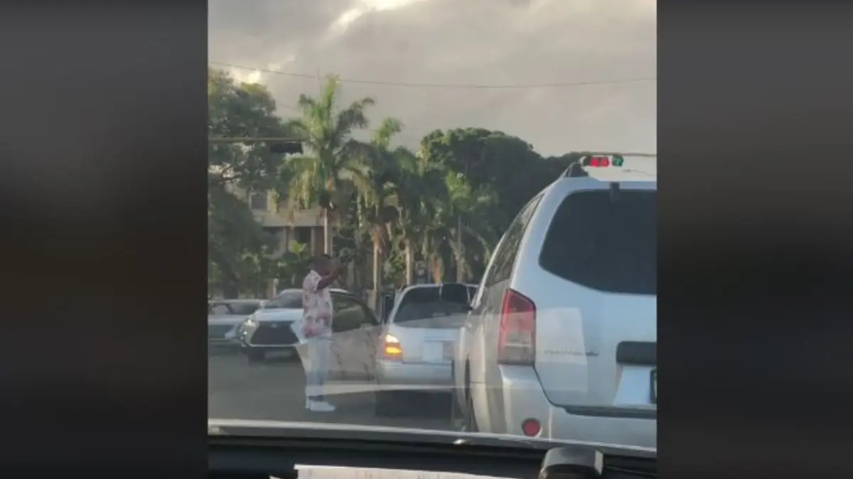 Conductor choca e intenta agredir a una mujer tras roce de vehículo