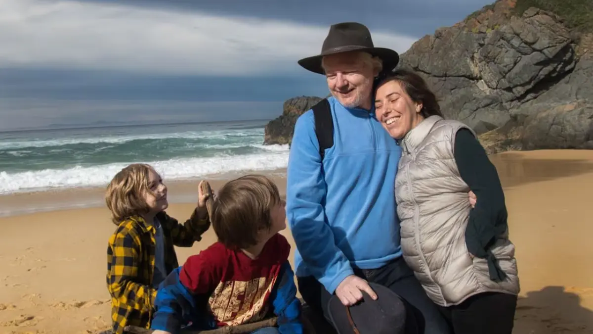 Assange se recupera tras su liberación con sus hijos y esposa en una playa de Australia