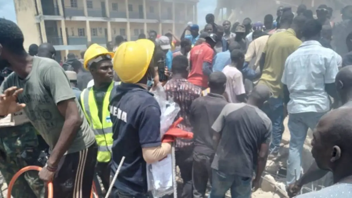 Al menos 12 muertos por derrumbe de un colegio en Nigeria