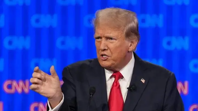 Trump afirma que apoya inmigración de manera legal, pero que no manden asesinos ni locos