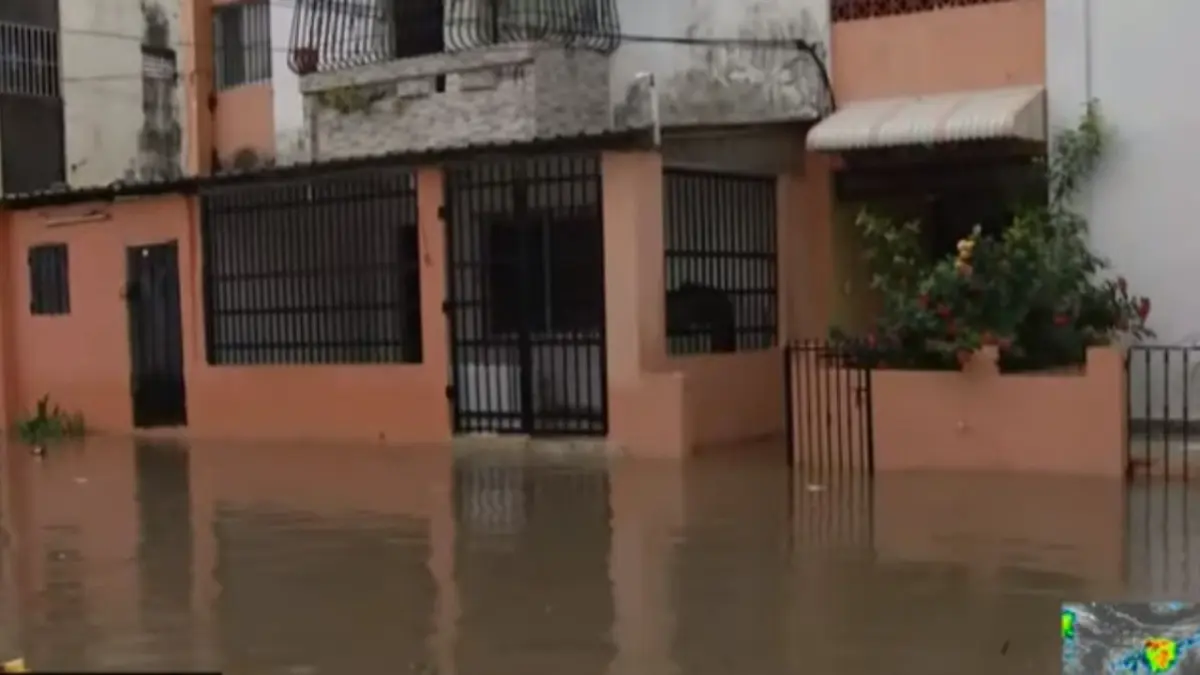 Con el agua dentro de las viviendas por intensas lluvias, residentes en Villa Duarte