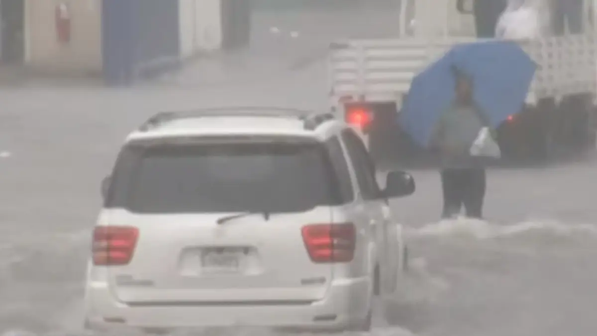 Inundaciones y caos vial por aguaceros de onda tropical