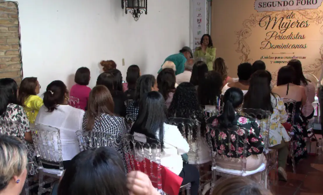 Evalúan desafíos y retos de labores informativas en RD durante foro de mujeres periodistas