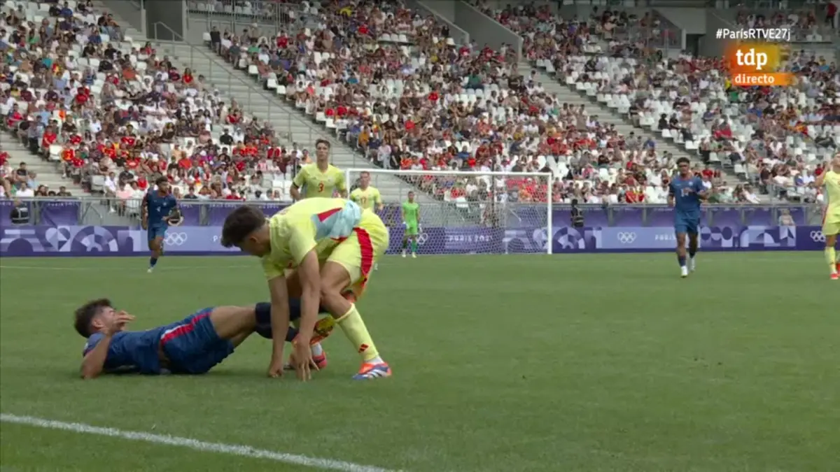 Edison Azcona, capitán dominicano, expulsado por dar una patada a Cubarsí