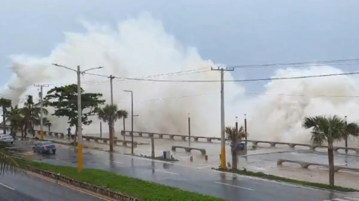 Fuerte oleaje se mantiene en el Malecón de Santo Domingo por efectos del huracán Beryl