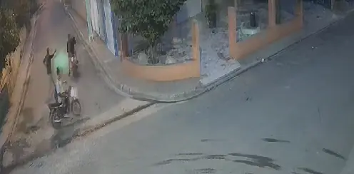 Captado en cámara: despojan hombre de su motocicleta