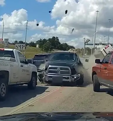 Hombre choca varios vehículos tras robar una camioneta en Texas