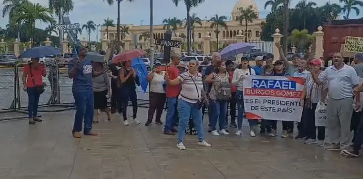 Desvinculados protestan en demanda del pago de sus prestaciones