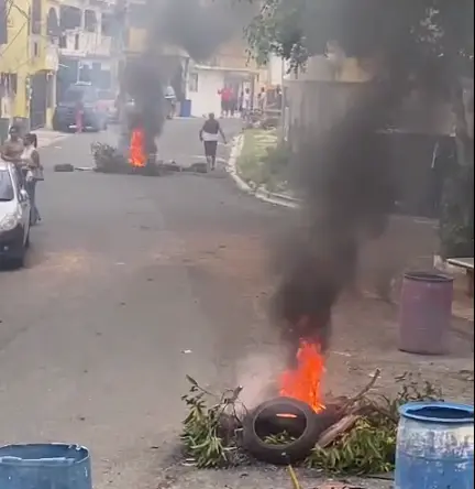 Residentes en Las Caobas protestan por falta de energía eléctrica