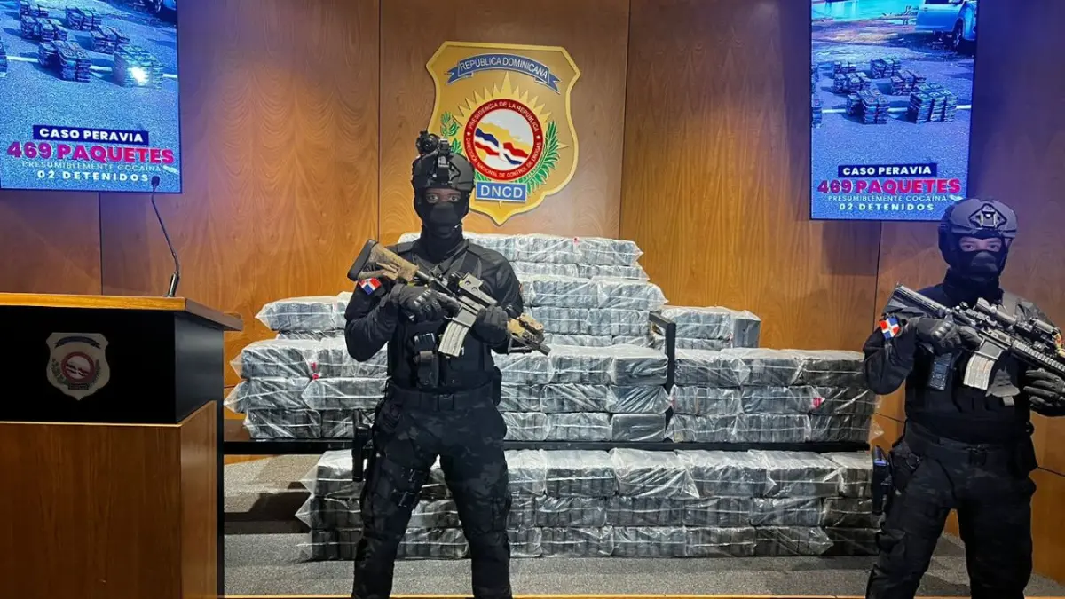 Detienen dos hombres con 469 paquetes presumiblemente cocaína en Baní