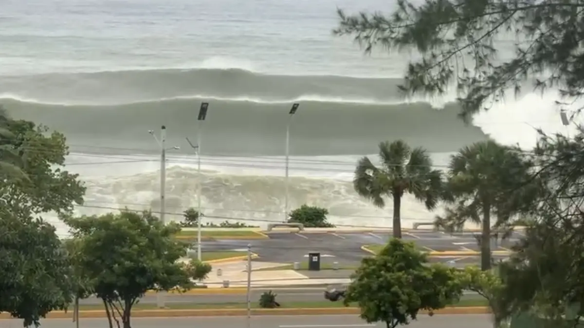 Olas enormes en el Malecón de Santo Domingo por el paso de Beryl