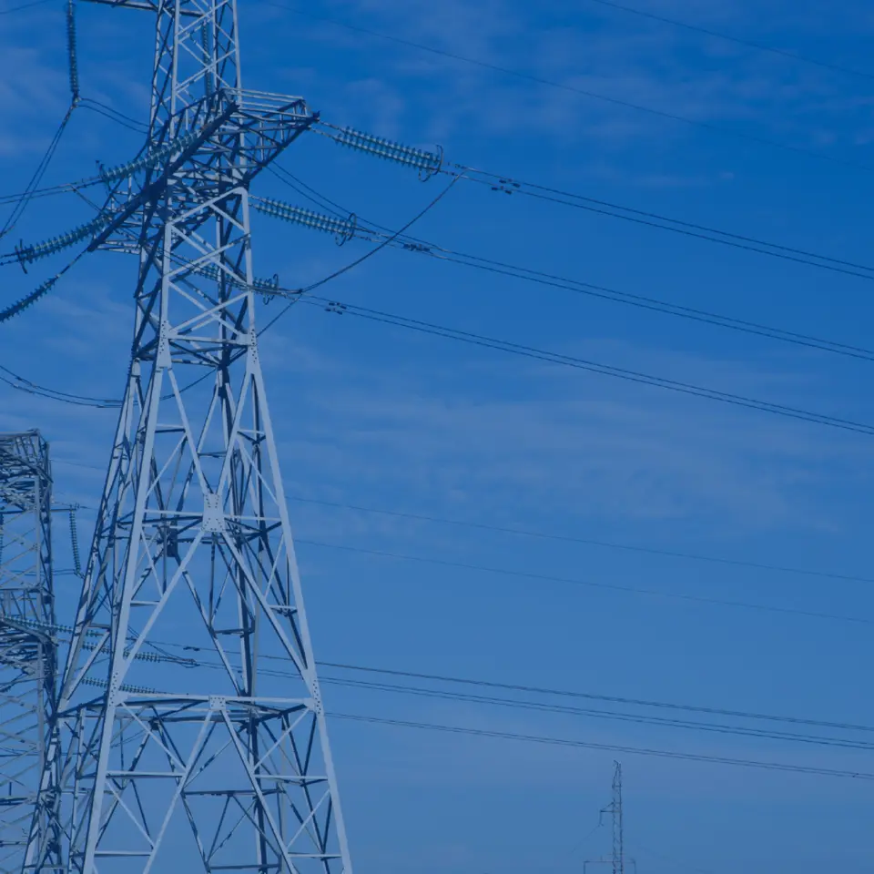 Brigadas trabajan para devolver la normalidad a suministro energía afectado por huracán Beryl