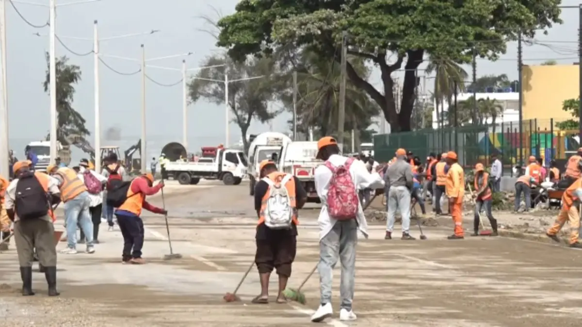 Recogen escombros lanzados por el mar tras fuerte oleaje