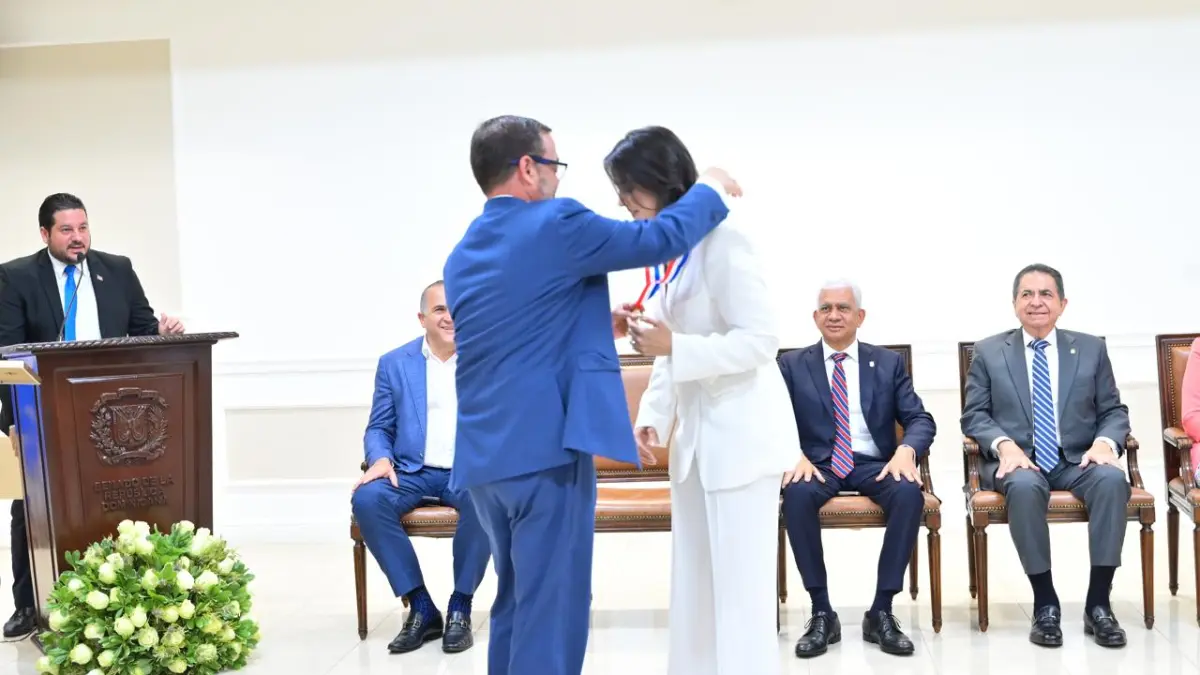 Entregan premio al Servicio Voluntario del Presidente por Logros de Toda la Vida a periodista Jessica Hasbun