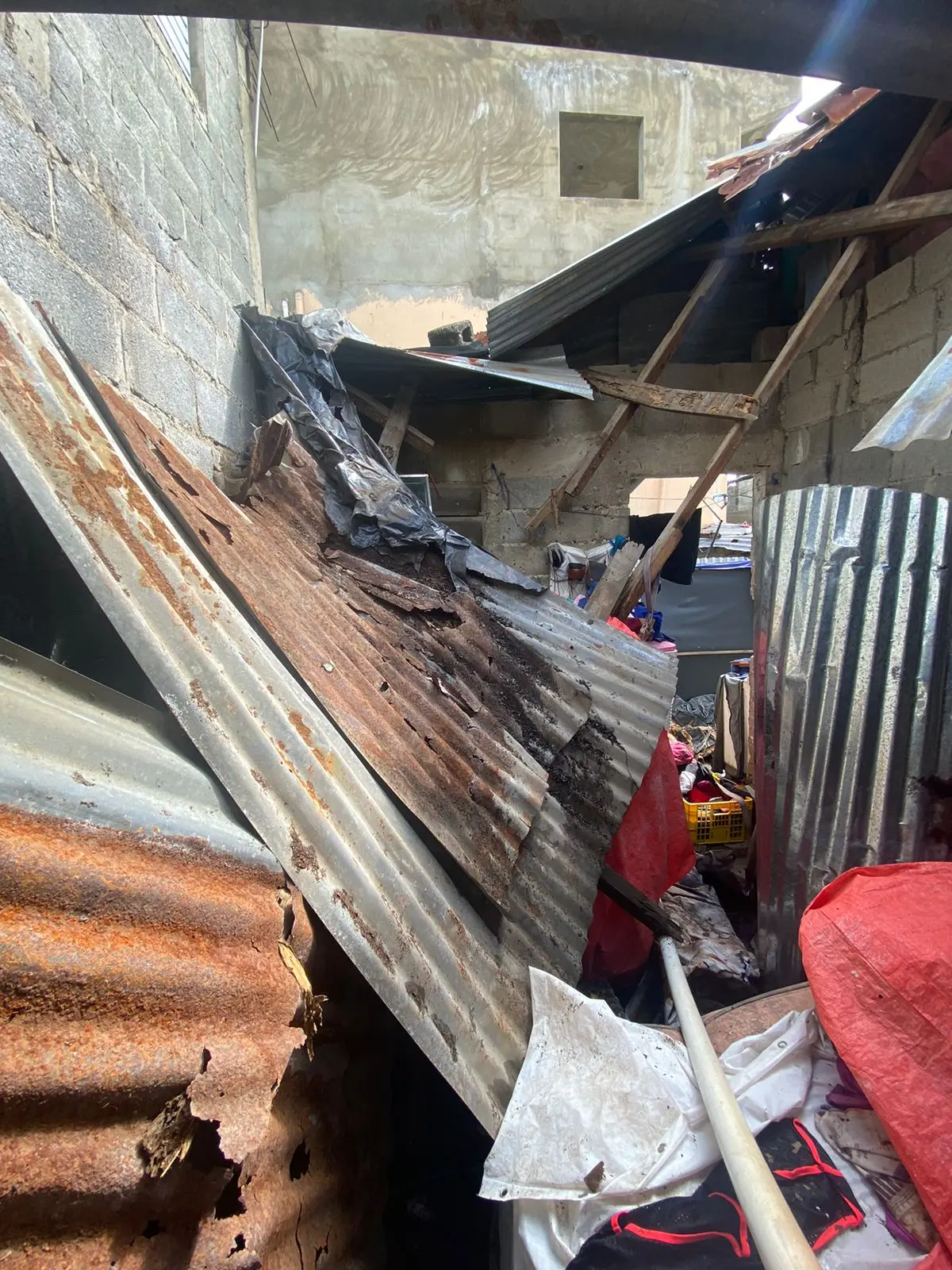 Familia pide ayuda económica tras desplomarse techo de su vivienda