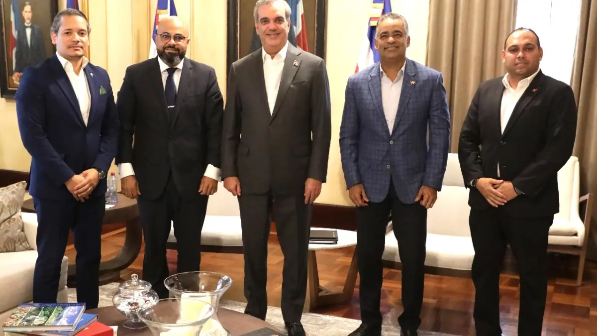 Abinader se reúne con directivos de la Asociación de Movilidad Eléctrica