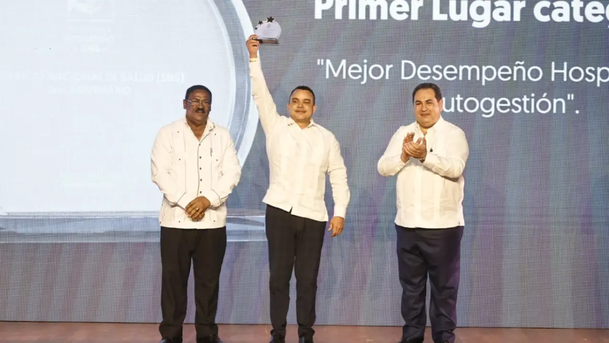 SNS entrega máximo galardón al Ney Arias Lora por mejor desempeño hospitalario