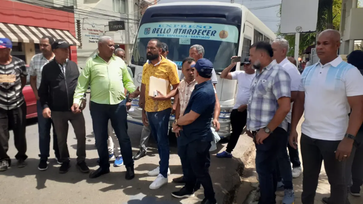 Transportistas del Cibao anuncian paro de unidades en demanda de ser incluidos en transporte escolar
