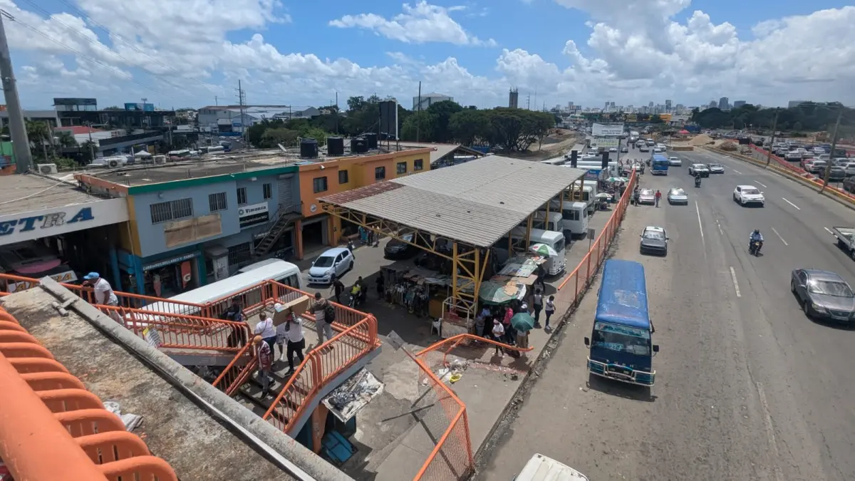La parada de autobuses del Km. 9 de la autopista Duarte se queda donde está, dice Antonio Marte