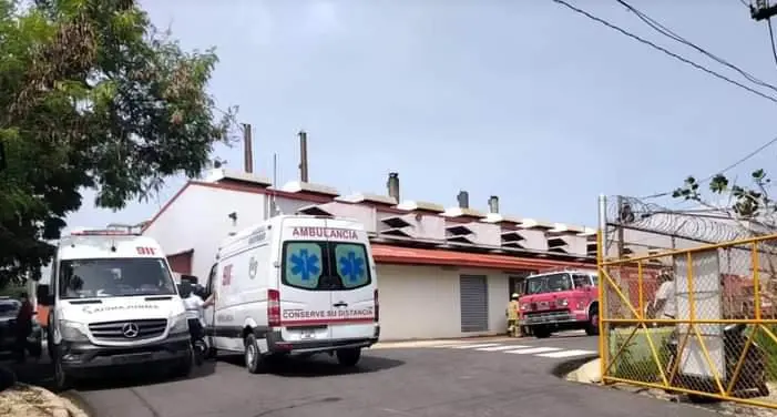 Tres bomberos afectados por incendio en planta eléctrica en La Romana