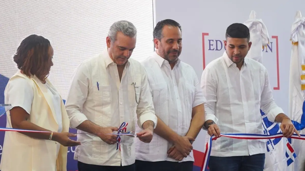Luis Abinader entrega junto al INEFI polideportivo en Capotillo