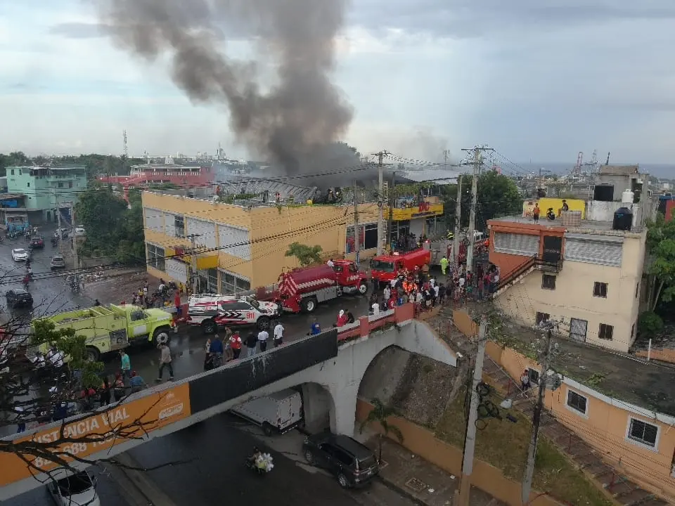 Dos bomberos afectados por incendio en una tienda ubicada en Bajos de Haina