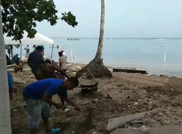 Comerciantes en Boca Chica tratan de reparar daños provocados por huracán Beryl