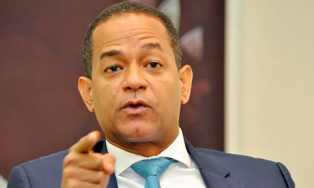 Designan a Julio César Valentín como superintendente de seguros