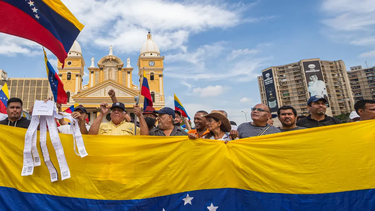 Cientos de venezolanos protestan contra el fallo que validó la reelección de Maduro