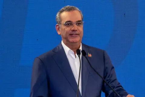 Abinader lanza encuestas para consultar a los ciudadanos sobre modificaciones constitucionales