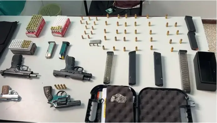 Confiscan armas de fuego, cientos de municiones y chaleco antibalas durante allanamientos en la provincia Duarte