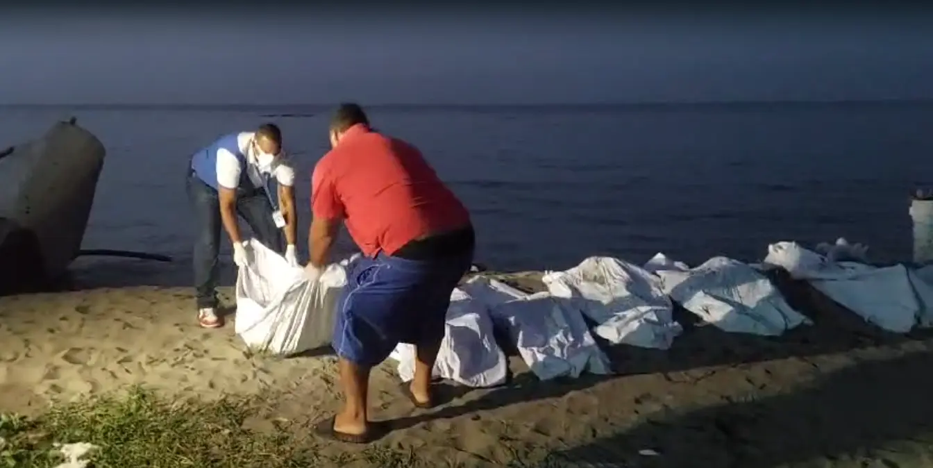 Son 14 los cadáveres hallados en yola, no todos son de Senegal; también encontraron droga y 50 celulares