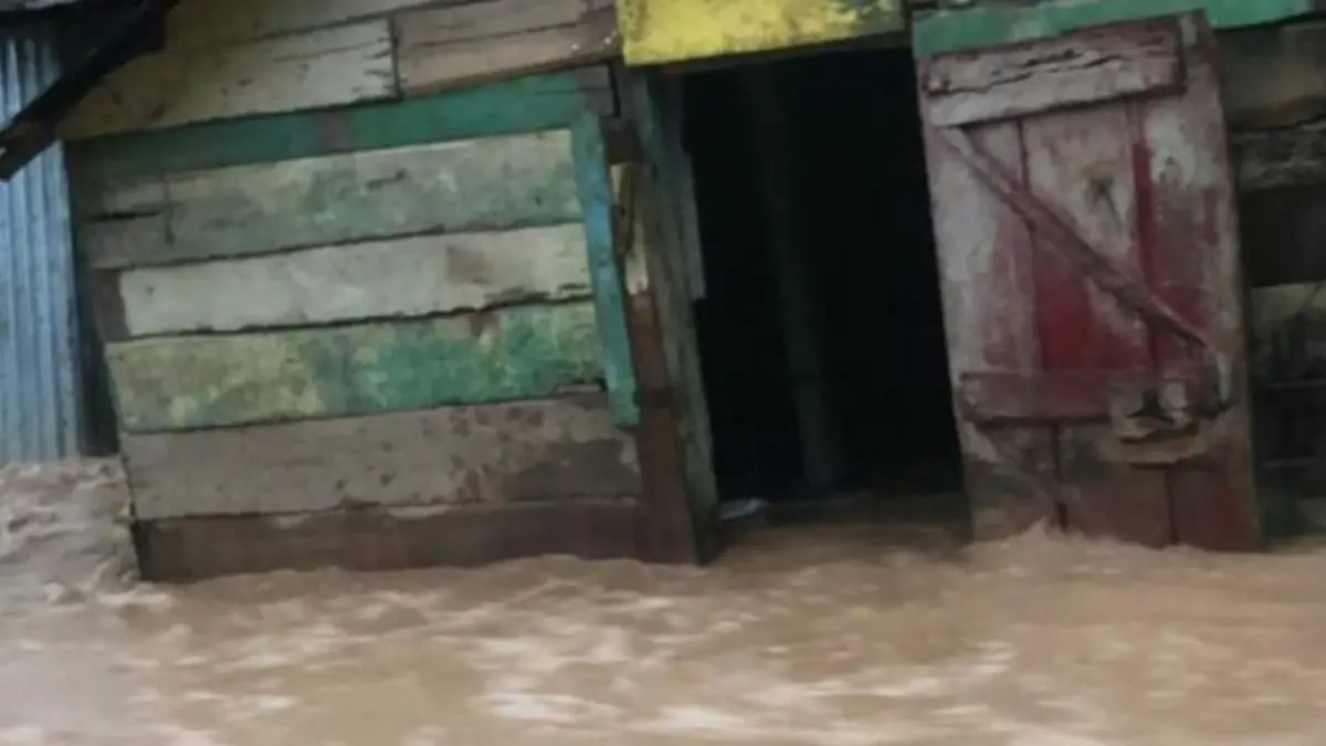 Barahona: Lluvias colapsan dos casas e inundan otras 15 en Polo; se desbordan ríos