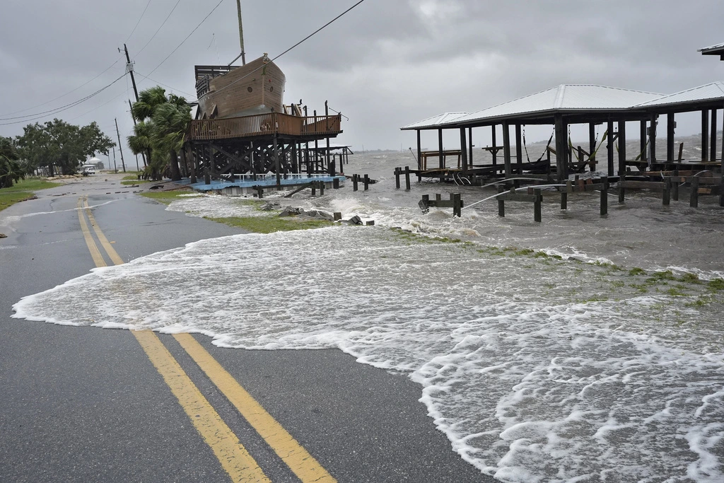 La tormenta Debby se mueve frente a la costa de Carolina del Sur con amenazas de lluvias