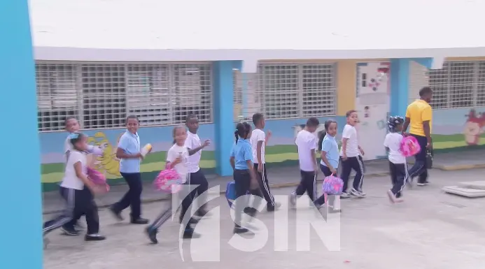 Padres preocupados por falta de cupos en las escuelas tras iniciar docencia