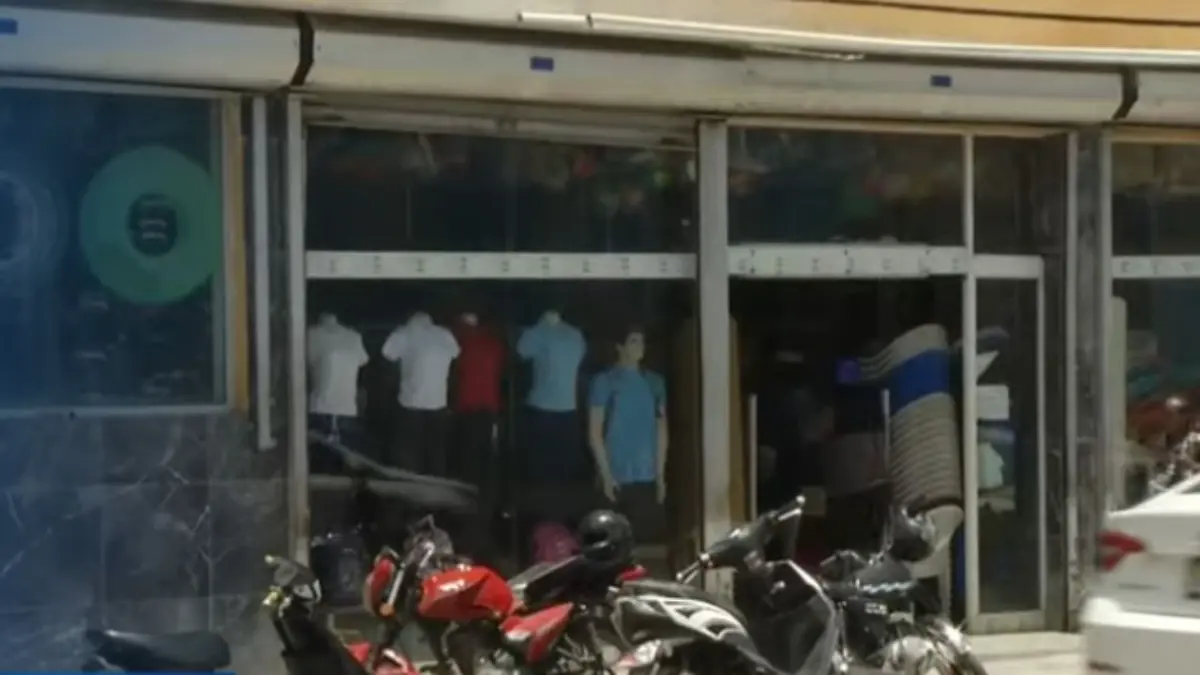 ¡A la venta en una tienda! pantalones escolares con logo del INABIE a un precio de 695 pesos