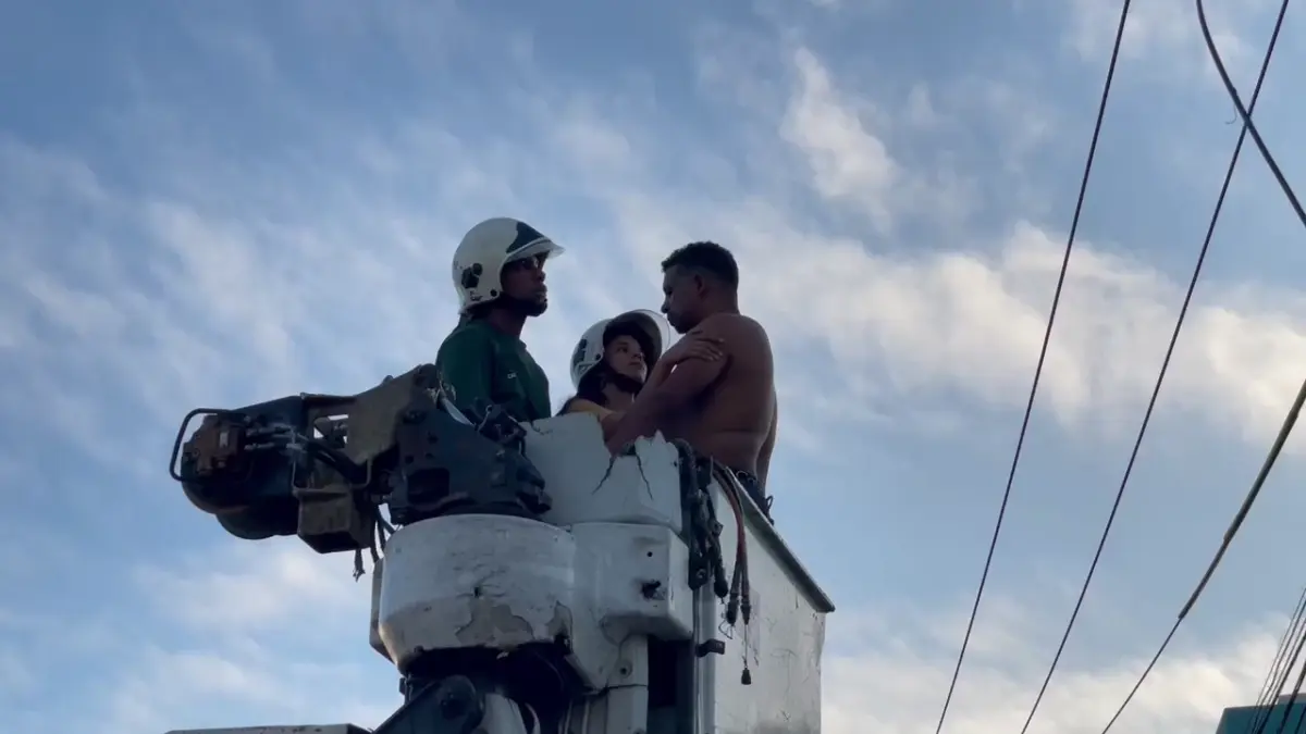 Hombre sube a poste del tendido eléctrico y trata de quitarse la vida