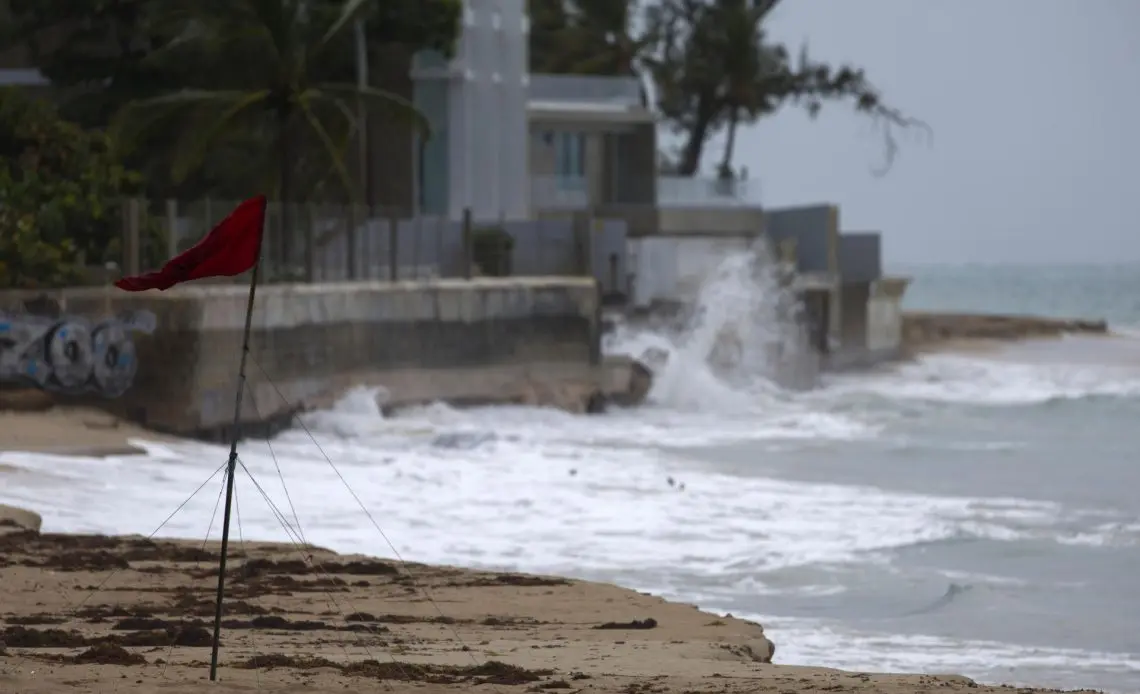 Cientos de personas refugiadas y carreteras bloqueadas en Puerto Rico por huracán Ernesto