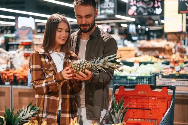 Buscando pareja en el supermercado con piña o melón: la nueva tendencia en España
