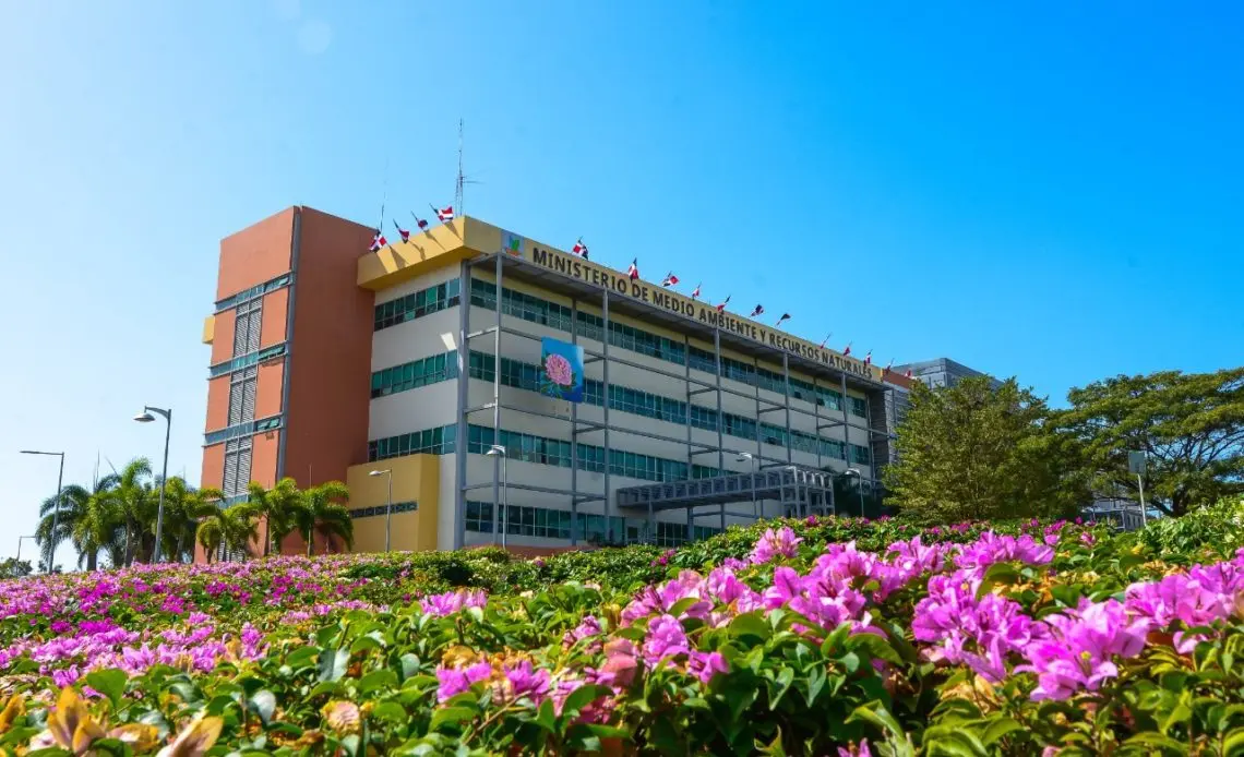 Medio Ambiente detiene trabajos en limpieza de solar que afectaron una cañada en Puerto Plata