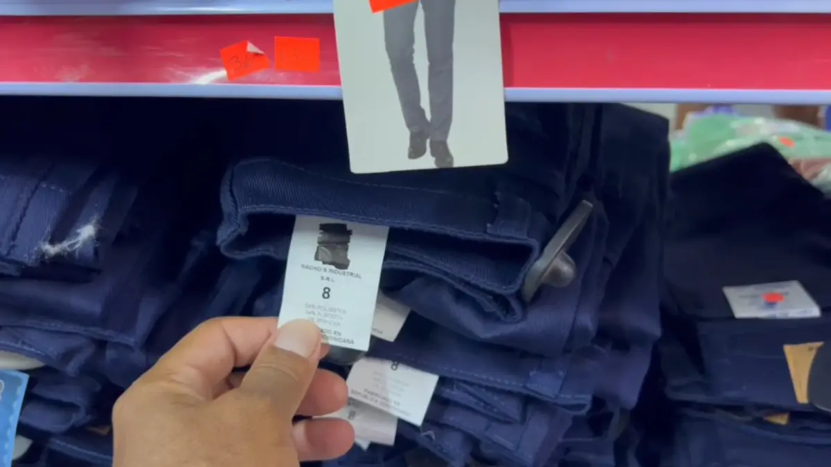 Tienda china vende pantalones destinados a escuelas públicas; fabrica se desvincula del sello