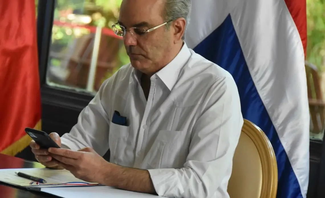 Abinader realiza nueva consulta sobre turismo en su canal de WhatsApp